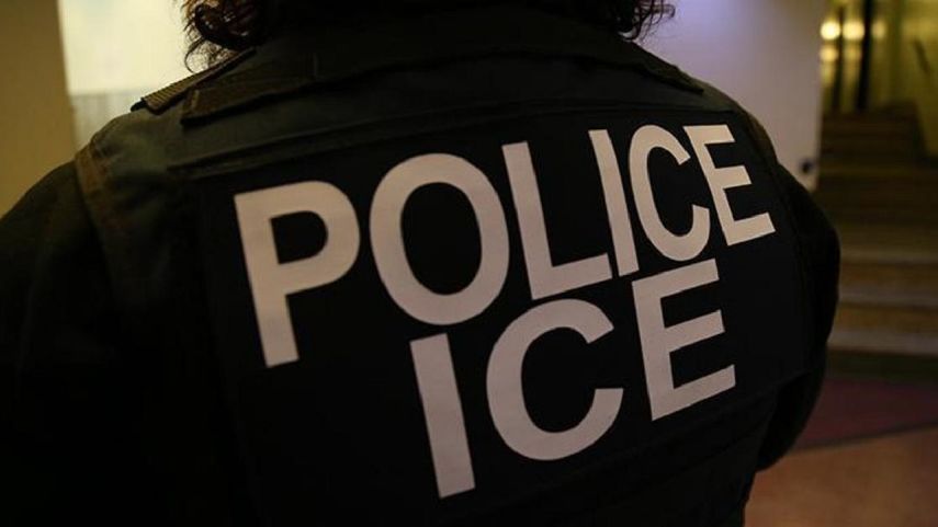 Una oficial lleva el logotipo del&nbsp;Servicio de Inmigración y Control de Aduanas (ICE, por sus siglas en inglés).