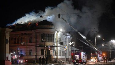 Los bomberos ucranianos intentan apagar un incendio en un edificio tras un ataque con drones en Járkov el 5 de febrero de 2025, en medio de la invasión rusa de Ucrania.&nbsp;