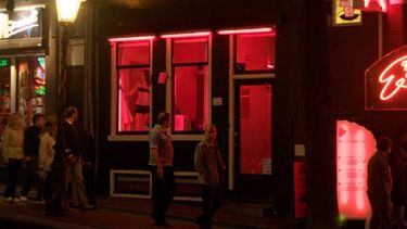 Cuando el hombre quiso pagar la cuenta del bar erótico, de unos 2000 euros, no pudo hacerlo con su tarjeta al haber superado el límite diario. (Foto referencial)