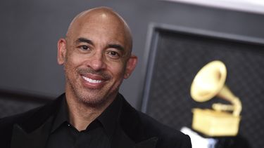 ARCHIVO -Harvey Mason jr., director general de la Academia de la Grabación, en la 63a entrega anual de los premios Grammy en Los Angeles el 14 de marzo de 2021. En junio, la Academia de la Grabación anunció una serie de cambios en los próximos premios Grammy para reflejar mejor la evolución de la industria musical, incluidos los nuevos protocolos sobre inteligencia artificial.&nbsp;