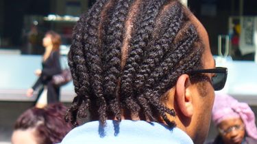 Estirar el pelo con algunos peinados como las trenzas provoca alopecia por tracción, un trastorno que afecta por igual a mujeres, niños y hombres.  (ARCHIVO)