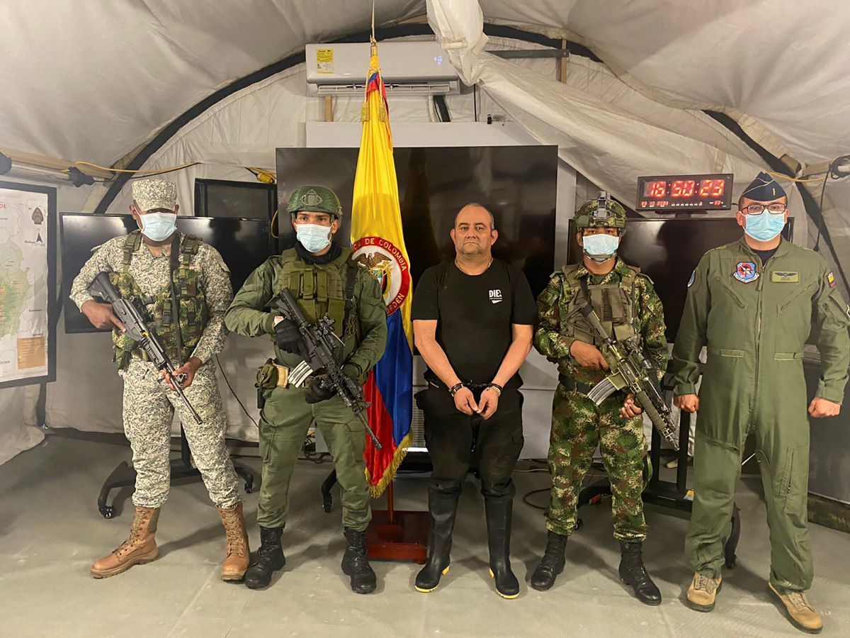 Uno de los narcotraficantes más buscados del país, Dairo Antonio Úsuga, alias Otoniel, líder del cartel del Clan del Golfo, es presentado tras su captura a los medios de comunicación en una base militar en Necoclí, Colombia, el sábado 23 de octubre de 2021. Uno de los narcotraficantes más buscados del país, Dairo Antonio Úsuga, alias Otoniel, líder del cartel del Clan del Golfo, es presentado tras su captura a los medios de comunicación en una base militar en Necoclí, Colombia, el sábado 23 de octubre de 2021.