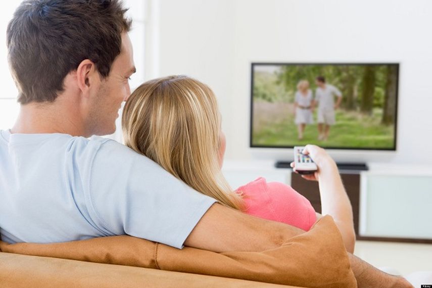 Una pareja ve un filme. (CORTESÍA). 