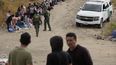 Agentes de la Patrulla de Frontera junto a un grupo de inmigrantes que logró cruzar la frontera de forma ilegal.