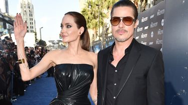El atacante fue apartado de la escena con las manos esposadas. En la foto, Angelina Jolie y Brad Pitt en la entrada a la sala de cine El Capitán de Hollywood. (AP)