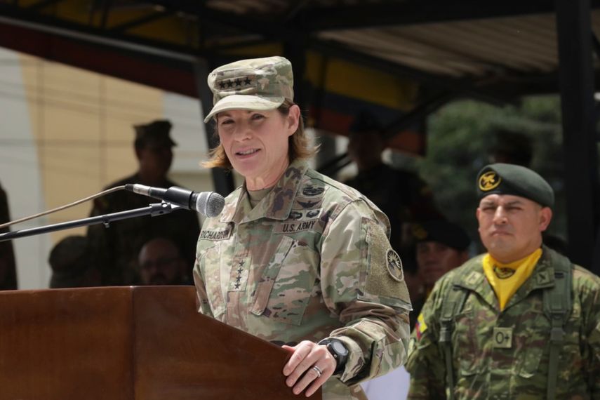 La comandante del Comando Sur de Estados Unidos, Laura Richardson, en el acto de donación de equipamiento de seguridad a las Fuerzas Armadas de Ecuador, en Guayaquil.