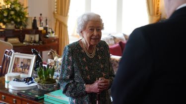 La reina Isabel II habla durante una audiencia en el Palacio de Windsor con los secretarios entrante y saliente de los Servicios de Defensa, el miércoles 16 de febrero de 2022.&nbsp;