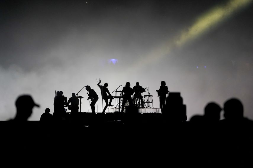 Phoenix actúa durante la ceremonia de clausura de los Juegos Olímpicos de Verano de 2024 en el Stade de France, el domingo 11 de agosto, en Saint-Denis, Francia.