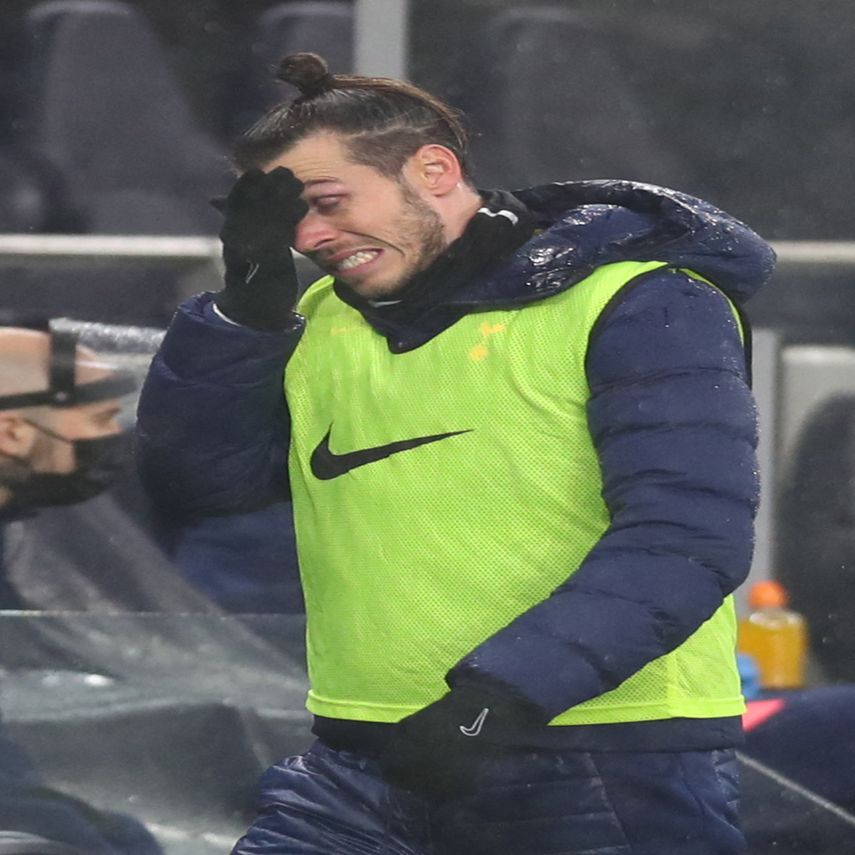 El centrocampista galés del Tottenham Hotspurs Gareth Bale reacciona en la línea de banda durante el partido de fútbol de la Premier League inglesa entre Tottenham Hotspur y Chelsea en el Tottenham Hotspur Stadium de Londres, el 4 de febrero de 2021.