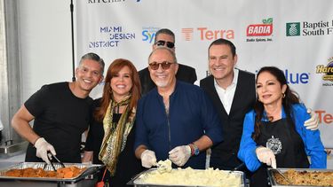 De izquierda a derecha, Rodner Figueroa, María Celeste Arrarás, Emilio Estefan, Alan Tacher y Gloria Estefan, durante el evento Feed a Friend. 