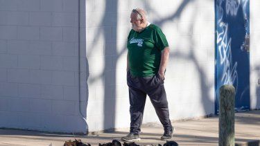 Bob Lutz, director ejecutivo de Liga 42, una liga de béisbol juvenil en Wichita, Kansas, camina junto a los restos carbonizados de un contenedor de basura donde la policía de Wichita encontró piezas de una estatua robada de Jackie Robinson el martes 30 de enero de 2024. La estatua de tamaño natural de Jackie Robinson fue cortada por los tobillos del campo de béisbol de la Liga 42 el 25 de enero. La policía no ha realizado arrestos en el caso, pero dijo el martes que la estatua estaba dañada sin posibilidad de reparación