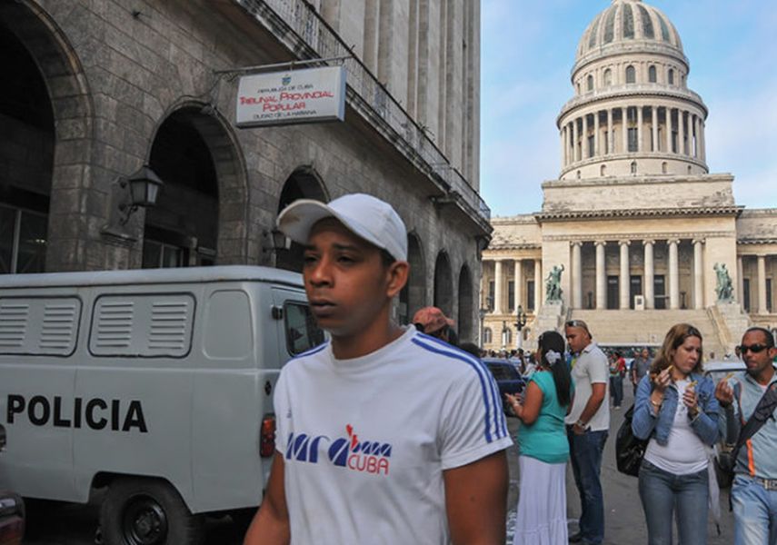 Varias personas caminan frente al edificio donde radica el Tribunal Provincial de La Habana.
