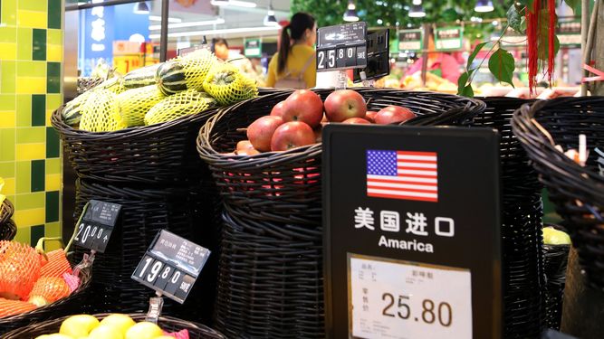 Fruta de Estados Unidos es puesta a la venta en un supermercado en Pekín (China) hoy, 2 de abril de 2018.