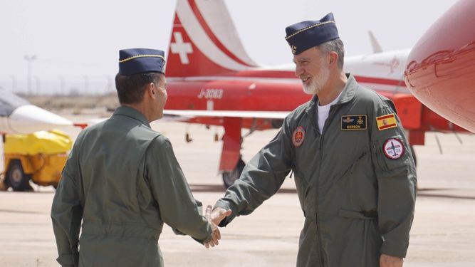 El Rey Felipe VI (d) a su llegada a la Academia General del Aire y del Espacio (AGA), a 14 de junio de 2025, en San Javier, Región de Murcia (España). 
