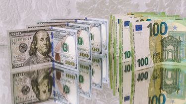 Billetes en dólares y euros.