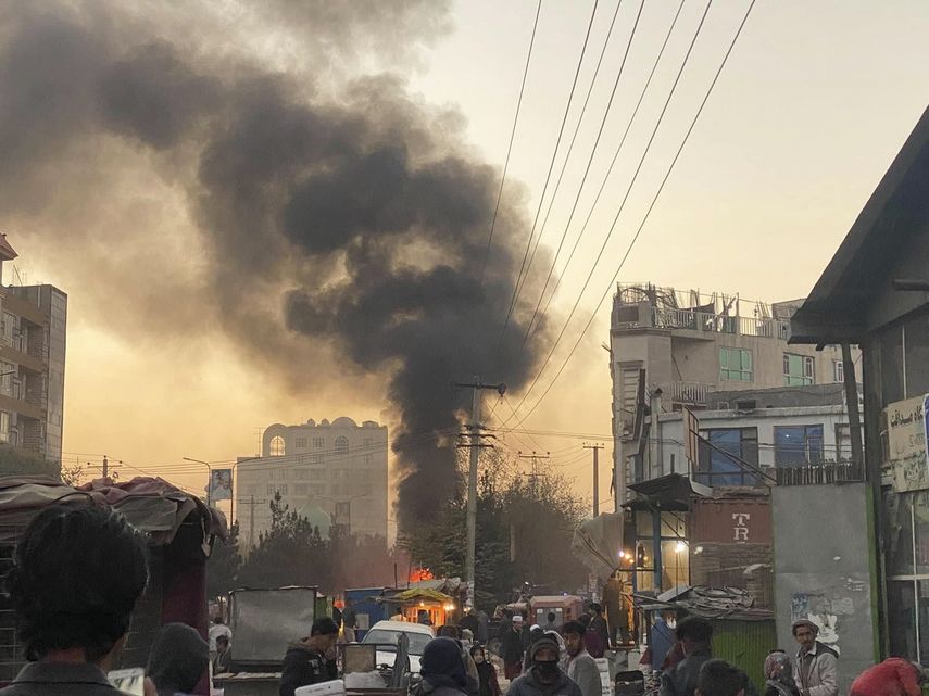 Humo cubre el cielo tras la explosión de una bomba en Kabul, Afganistán, el sábado 23 de noviembre de 2021.&nbsp;&nbsp;