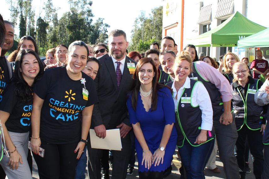 Roman Vesselov (centro),&nbsp;gerente general, junto a parte del equipo de la nueva tienda de Walmart en la inauguraci&oacute;n de la instalaci&oacute;n.