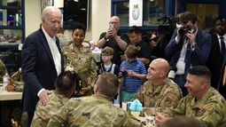 El presidente de Estados Unidos, Joe Biden, a la izquierda, saluda a militares estadounidenses y sus familias en la Base Aérea de Osan, el domingo 22 de mayo de 2022 en Pyeongtaek, Corea del Sur.&nbsp;
