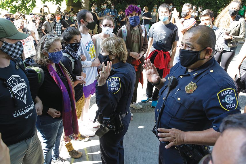 Polic&iacute;a de Seattle dialoga con manifestantes.