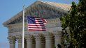 Una bandera de Estados Unidos ondea frente al edificio de la Corte Suprema, en el Capitolio de Washington.
