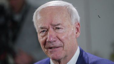 El gobernador de Arkansas Asa Hutchinson en entrevista con la AP el 13 de diciembre de 2022 en Washington.&nbsp;