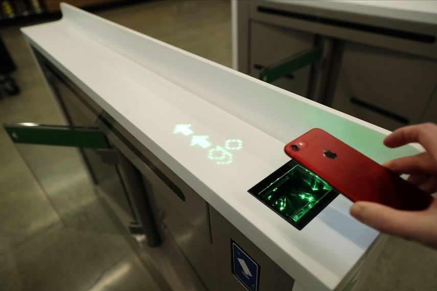 Un empleado de Amazon muestra c&oacute;mo escanear un c&oacute;digo con el tel&eacute;fono en una tienda de comestibles Amazon Go en Seattle, el 21 de febrero de 2020.&nbsp;