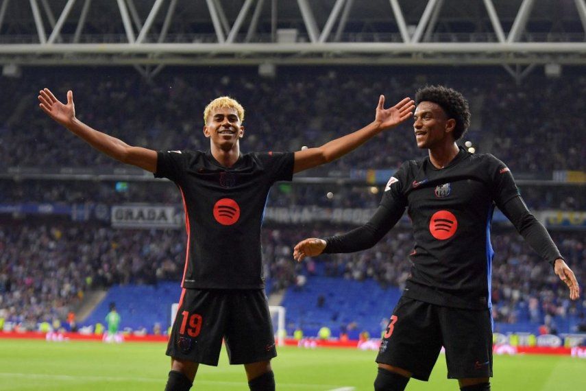 El atacante Lamine Yamal (izquierda) y el defensor Alex Balde celebran luego de que el Barcelona consiguiera su primer gol en un partido contra el Espanyol, el 15 de mayo de 2025.