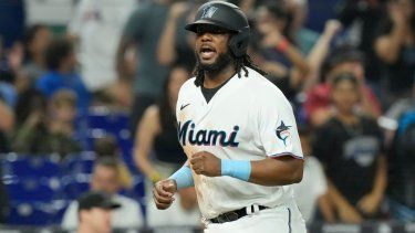 El toletero de los Marlins de Miami, Josh Bell, anota en carrera durante el octavo episodio del juego del 2 de agosto de 2023.