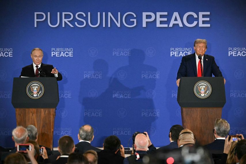 El presidente de Estados Unidos, Donald Trump, y el presidente ruso, Vladimir Putin, ofrecen una conferencia de prensa conjunta tras participar en una cumbre EEUU-Rusia sobre Ucrania en la Base Conjunta Elmendorf-Richardson en Anchorage, Alaska, el 15 de agosto de 2025.