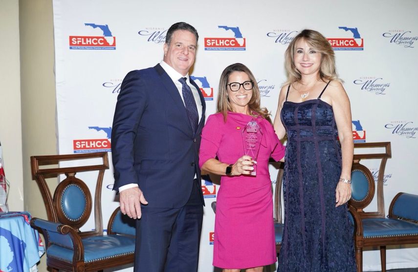 Galardonados recibiendo su reconocimiento en los Premios Women Empowering and Embracing Women (WEEW) 2025.