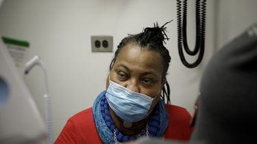 Sonia Sein, receptora de un trasplante de traquea, durante un examen médico en el Hospital Mt. Sinai en Nueva York el 22 de marzo del 2021.&nbsp;