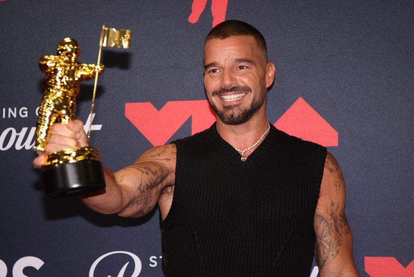El cantante puertorriqueño Ricky Martin posa con su premio Latin Icon en la sala de prensa durante los MTV Video Music Awards en el UBS Arena en Elmont, Nueva York, el 7 de septiembre de 2025.&nbsp;
