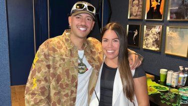 Kimberly Bedoya junto al cantante colombiano Feid.&nbsp;