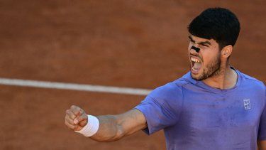 El español Carlos Alcaraz celebra su victoria durante su partido de semifinales individuales contra el italiano Lorenzo Musetti por el torneo de tenis ATP Roma Open en el Foro Itálico de Roma, el 16 de mayo de 2025.