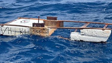 La precaria balsa que la Guardia Costera encontró el sábado 29 de agosto en costas de Key Biscayne.&nbsp;