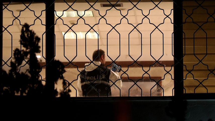 Policías forenses turcos participan en investigaciones el lunes 15 de octubre de 2018, en el Consulado de Arabia Saudita, en Estambul, en busca de evidencias sobre la desaparición del periodista Jamal Khashoggi.