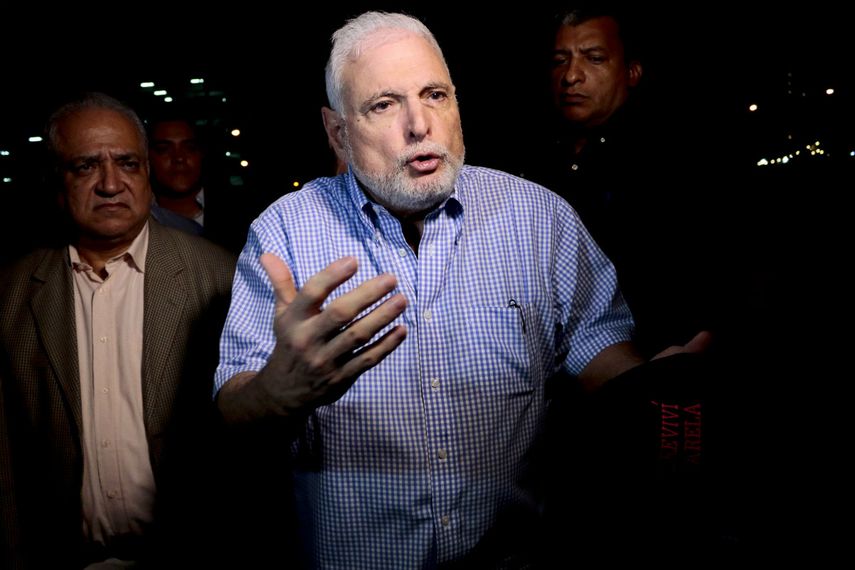En esta foto del 9 de agosto de 2019, el expresidente panameño Ricardo Martinelli habla a reporteros cerca de su casa en Panamá.