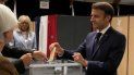 El presidente Emmanuel Macron deposita su voto en la urna durante las elecciones legislativas en Francia.