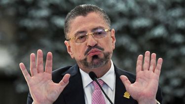 El presidente de Costa Rica, Rodrigo Chaves, gesticula mientras habla durante una conferencia de prensa en la casa presidencial en San José el 1 de octubre de 2025. (Foto de EZEQUIEL BECERRA / AFP)