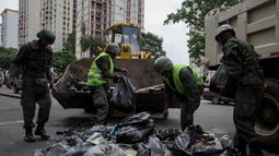 Militares recogen escombros &nbsp;tras los destrozos ocasionados por una serie de&nbsp;saqueos&nbsp;ocurridos anoche en Caracas&nbsp;
