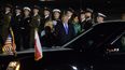 El presidente de EEUU, Donald J.&nbsp;Trump&nbsp;(c), y la primera dama Melania&nbsp;Trump&nbsp;(2d), llegan el, miércoles 5 de julio de 2017, al aeropuerto de Okecie en Varsovia, Polonia, donde el mandatario estadounidense se reunirá con su par polaco Andrzej Duda y líderes de los países de la Inciativa de los Tres Mares.&nbsp;