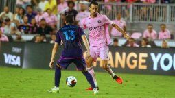 Sergio Busquets, del Inter Miami, en acción contra Brandt Bronico (13), del Charlotte FC, durante un desafío en Fort Lauderdale.