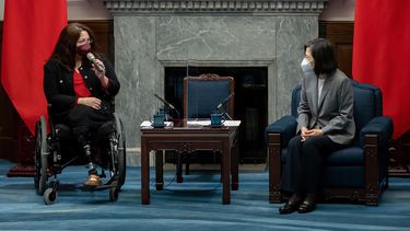 En esta foto distribuida por la Presidencia de Taiwán, la senadora estadounidense Tammy Duckworth, izquierda, conversa con la presidenta Tsai Ing-wen en la oficina presidencial en Taipei, Taiwán, martes 31 de mayo de 2022.&nbsp;