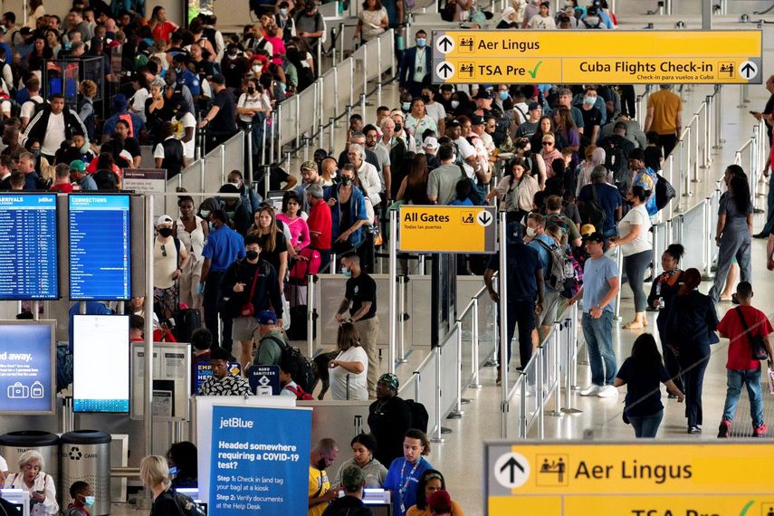 a gente espera en la fila de la Administración de Seguridad del Transporte (TSA) en el Aeropuerto Internacional John F. Kennedy, en Nueva York.&nbsp;