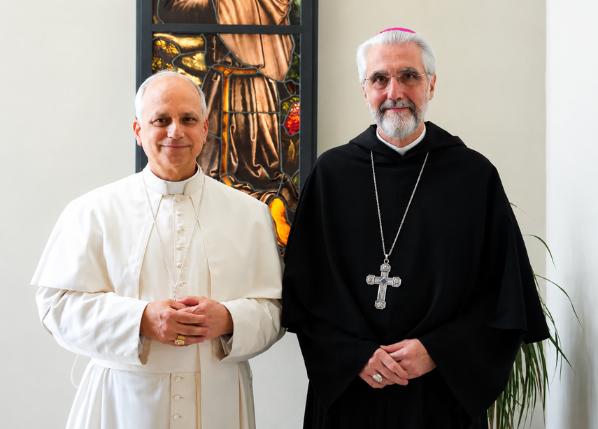 El Papa León XIV junto a Mons. Luis Marín de San Martín, designado limosnero pontificio