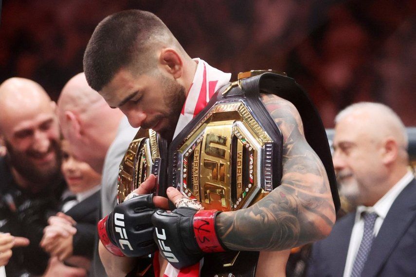 El georgiano-español Ilia Topuria sostiene sus dos campeonatos luego de vencer al brasileño Charles Oliveira en UFC 317 desde Las Vegas, el 28 de junio de 2025.
