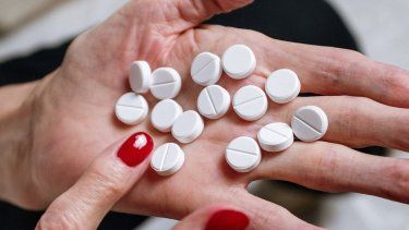 Una mujer muestra algunos fármacos.