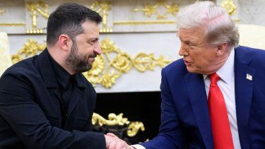 El presidente de Estados Unidos Donald J. Trump y su homólogo ucraniano Volodimir Zelenski se saludan este lunes durante un encuentro de horas en la Casa Blanca en busca de un acuerdo definitivo de paz en Kiev.