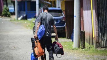Un migrante venezolano llega para tomar una lancha con destino a Colombia en Miramar, cerca de Palenque, Panamá.