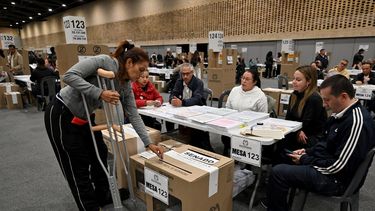 Una mujer emite su voto en un colegio electoral durante las elecciones legislativas en Bogotá el 8 de marzo de 2026. Los colombianos votan el 8 de marzo en unas elecciones legislativas que definirán los últimos meses del mandato del presidente izquierdista Gustavo Petro y pondrán a prueba si la otrora poderosa derecha del país está preparada para un regreso político.